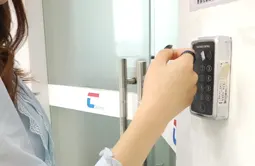 Simple Touch for easy and quick door opening without battery. Simple Touch for easy and quick door opening without battery.