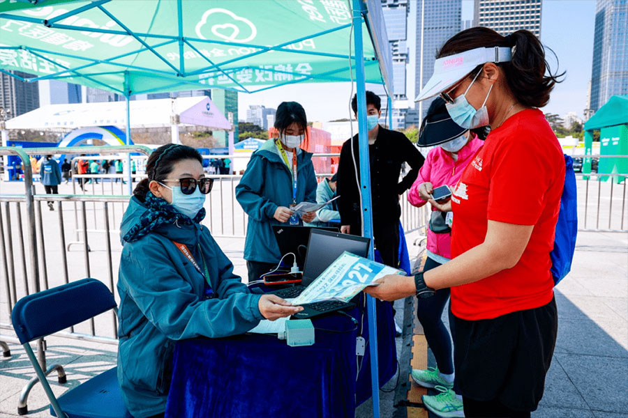 Participants of the Shenzhen Marathon receive their RFID number bibs and activate RFID chips Participants of the Shenzhen Marathon receive their RFID number bibs and activate RFID chips