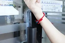 Simple Touch for easy and quick door opening without battery. Simple Touch for easy and quick door opening without battery.